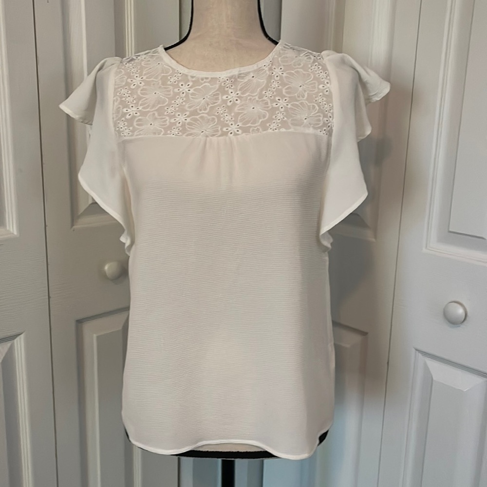 🤍Monteau- White - Small blouse with sheer details and flowers across the top